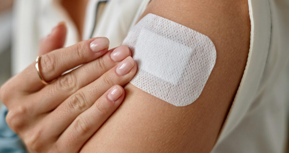 zakładanie opatrunku